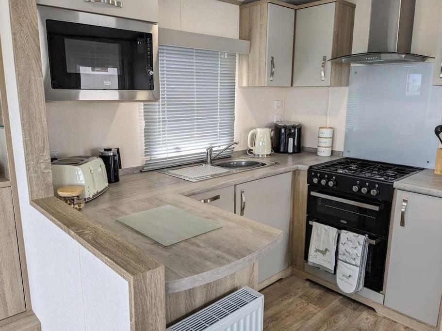 Beautiful Pet Friendly Southerness Caravan With Sea View & Decking Area Mainsriddle Esterno foto