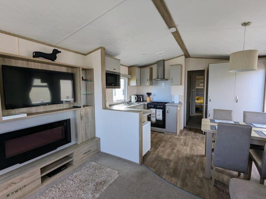 Beautiful Pet Friendly Southerness Caravan With Sea View & Decking Area Mainsriddle Esterno foto