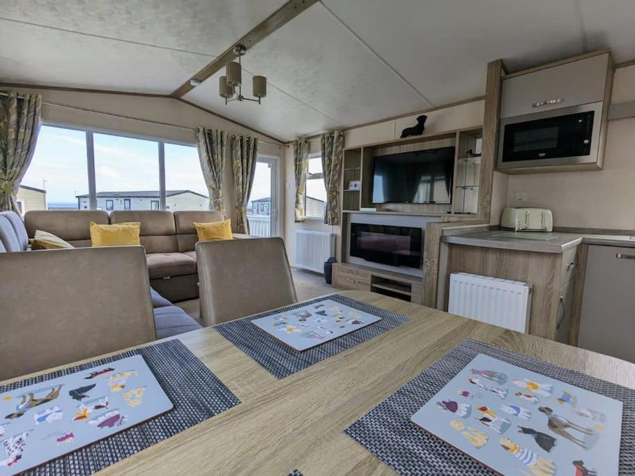 Beautiful Pet Friendly Southerness Caravan With Sea View & Decking Area Mainsriddle Esterno foto