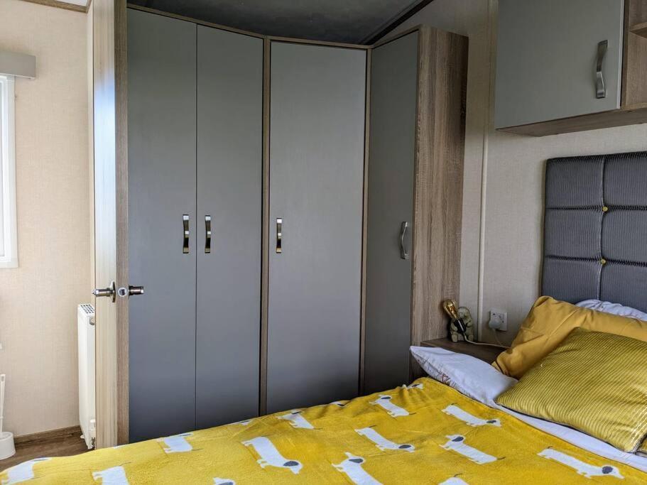 Beautiful Pet Friendly Southerness Caravan With Sea View & Decking Area Mainsriddle Esterno foto