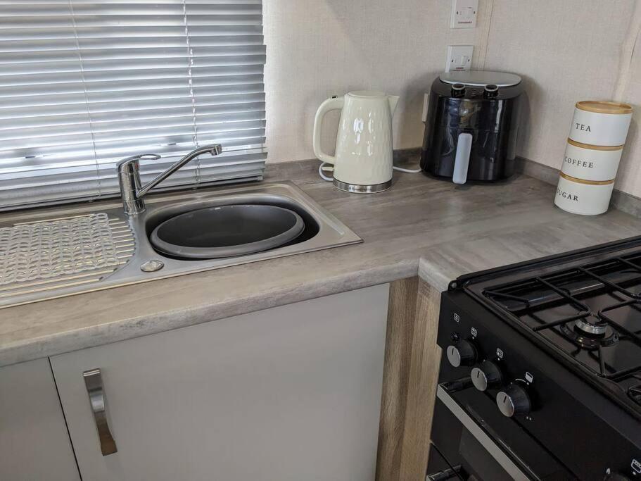 Beautiful Pet Friendly Southerness Caravan With Sea View & Decking Area Mainsriddle Esterno foto