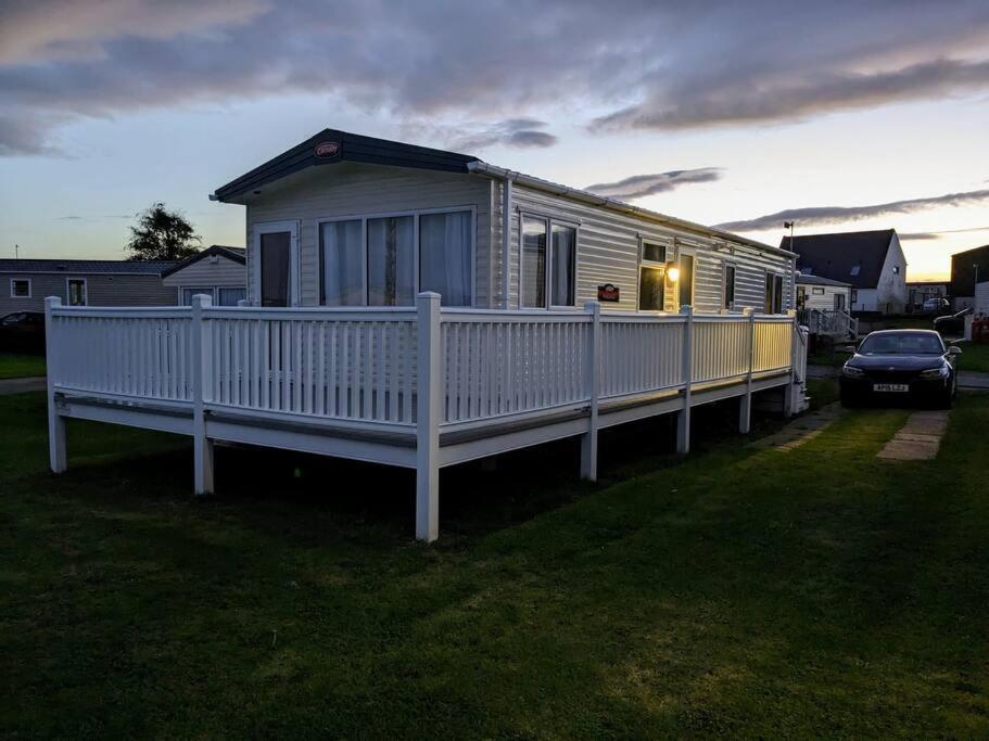Beautiful Pet Friendly Southerness Caravan With Sea View & Decking Area Mainsriddle Esterno foto