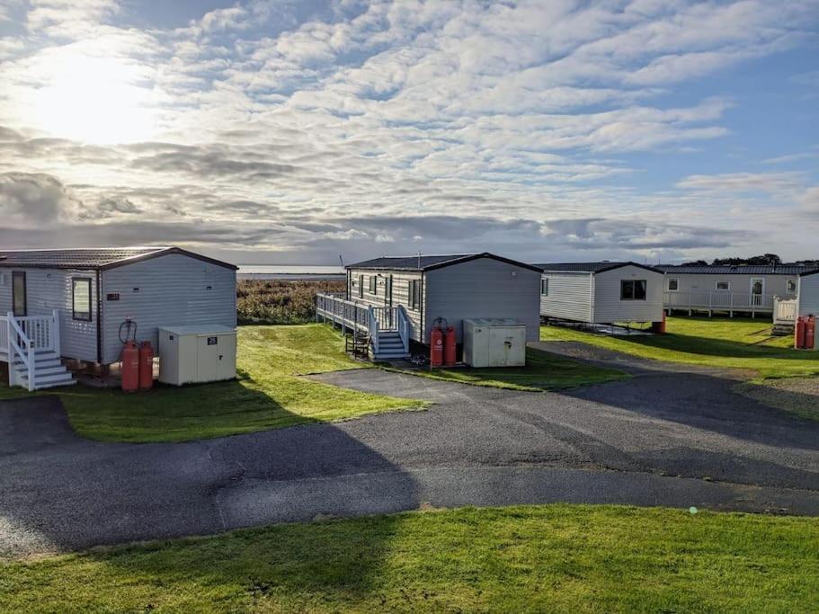 Beautiful Pet Friendly Southerness Caravan With Sea View & Decking Area Mainsriddle Esterno foto