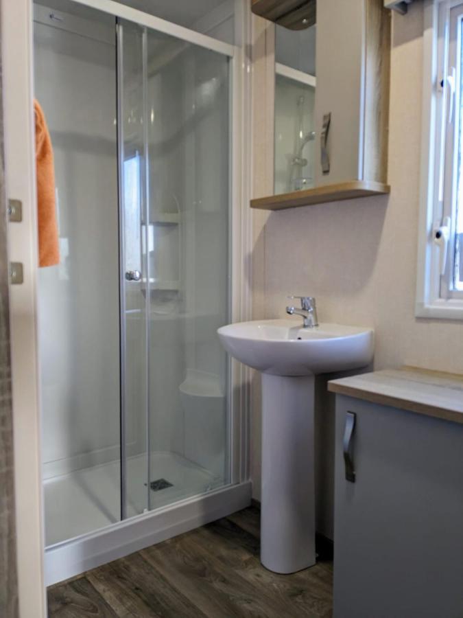 Beautiful Pet Friendly Southerness Caravan With Sea View & Decking Area Mainsriddle Esterno foto